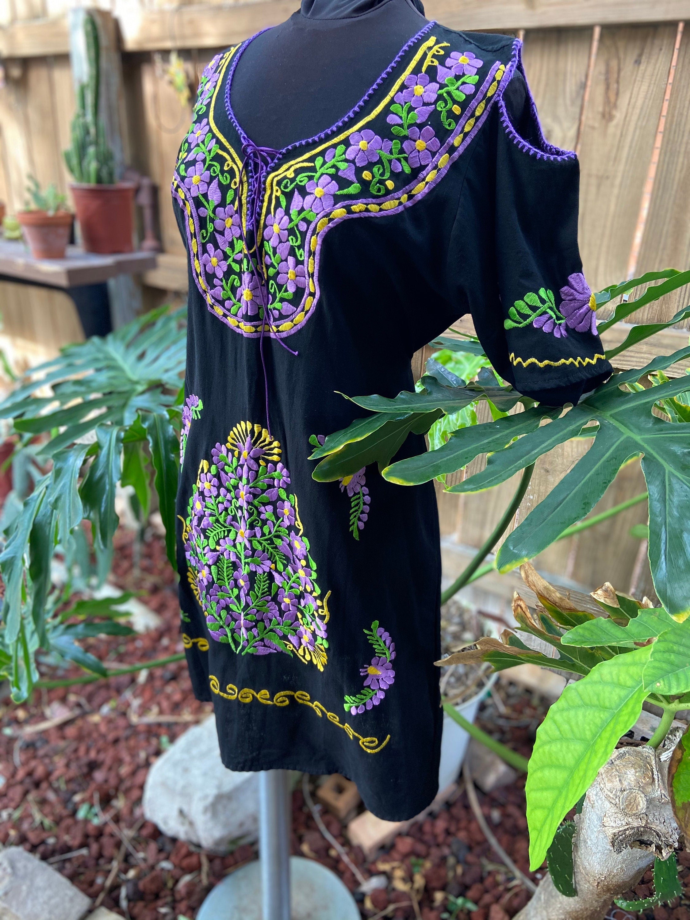 Authentic, Mexican Dress, Very nice and Gorgeous Embroidered Dress in Small size